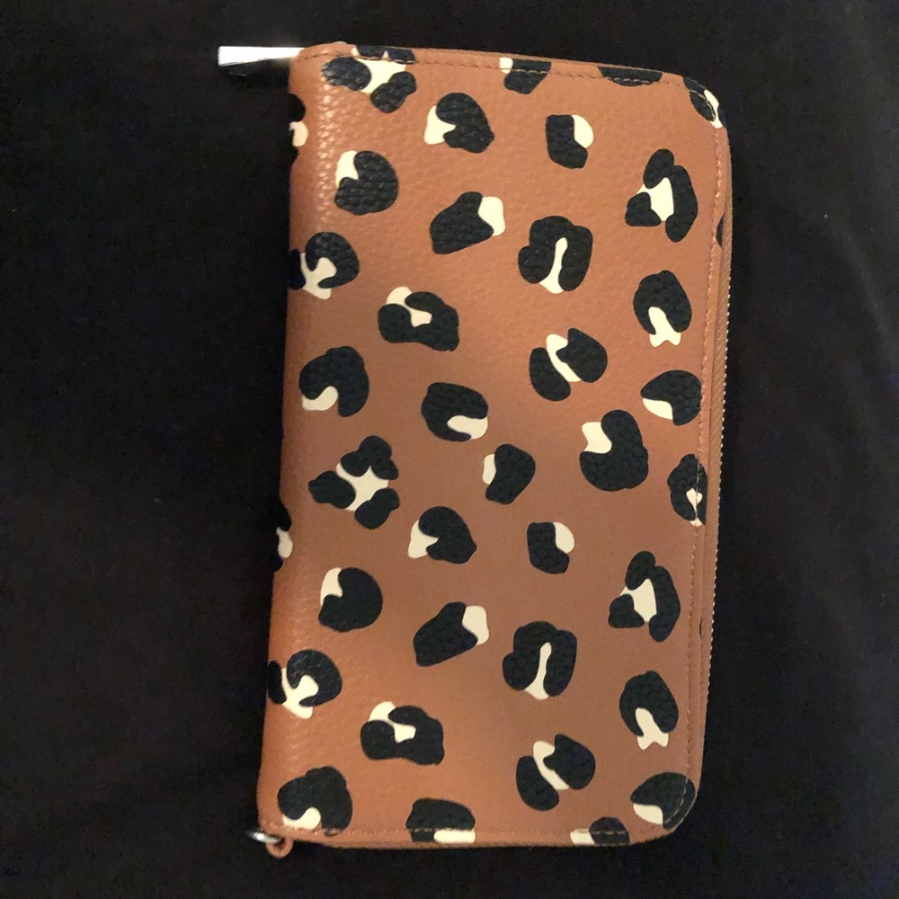 NWOT THIRTY ONE CHEETAH WALLET